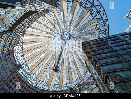 Vista dal basso angolo del tetto in vetro del Das Center di Potsdamer Platz, precedentemente noto come Sony Center, Berlino, Germania Foto Stock