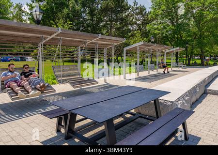 Newburyport, Massachusetts, US-23 giugno 2025: Posti a sedere nel parco pubblico sul lungomare del centro storico. Foto Stock