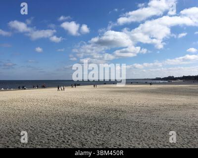 Il centro di Sopot e la spiaggia catturati all'apice dell'estate: Via pedonale Monte Cassino, caffetterie colorate, il molo in legno più lungo d'Europa e vivace Foto Stock