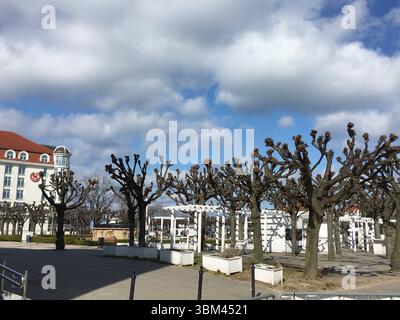 Il centro di Sopot e la spiaggia catturati all'apice dell'estate: Via pedonale Monte Cassino, caffetterie colorate, il molo in legno più lungo d'Europa e vivace Foto Stock