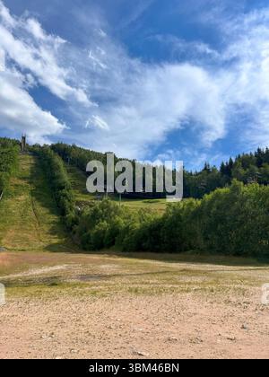 Verdi piste estive di salti con gli sci ad Harrachov, Cechia Foto Stock