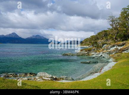 Costa del canale di Beagle. Paesaggio nel Parco Nazionale della Terra del fuoco. Sud America, Argentina, Patagonia, Terra del fuoco. Foto Stock