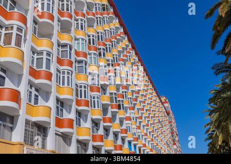 Gran Canaria, Spagna: 17 marzo 2024: Edificio a Puerto de Mogan a Gran Canary, caratterizzato da edifici colorati e vivaci con balconi dipinti in Re Foto Stock