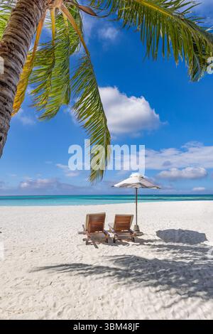Romantico amore coppia lounge sdraio ombrellone paradiso tropicale spiaggia panoramica splendida destinazione luna di miele vacanza estiva vacanza vacanza vacanza panoramica Foto Stock
