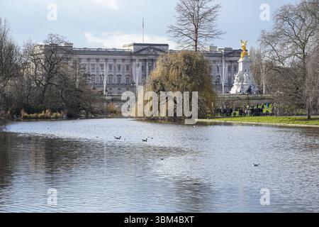 St James's Park e Buckingham Palace a Londra, Inghilterra Regno Unito Regno Unito Foto Stock