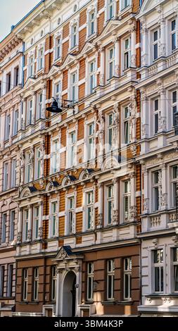 Storica fila di colorati edifici europei che mostrano dettagli architettonici ornati, tra cui balconi in ferro battuto e facciate decorative, in un pict Foto Stock