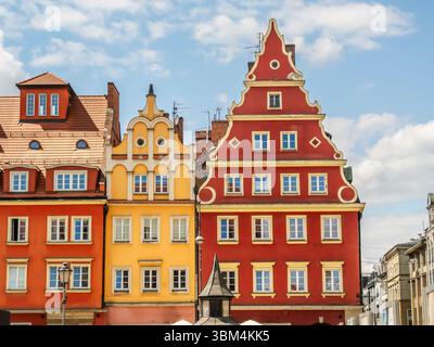 Edifici storici dipinti vividamente con facciate distintive della città Vecchia di Breslavia, che mostrano stili architettonici europei in un affascinante ambiente urbano Foto Stock