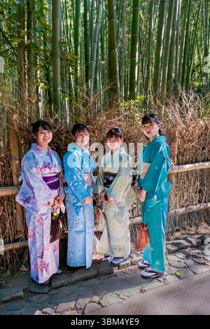 Donne giapponesi in kimono nella foresta di bambù di Sagano, Arashiyama, Kyoto, Giappone. (Solo per uso editoriale) Foto Stock
