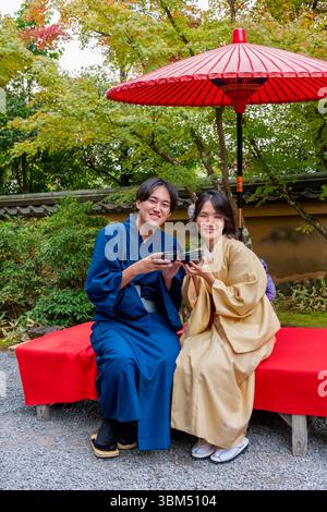 Giovane coppia che gusta il te' alla Vecchia Casa del te', al Tempio Kinkaku-Ji, Kyoto, Giappone. (Solo per uso editoriale) Foto Stock