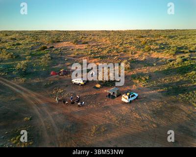Campeggio, linea QAA, deserto Simpson, Parco Nazionale Munga-Thirri, Queensland, Australia. (Solo per uso editoriale) Foto Stock