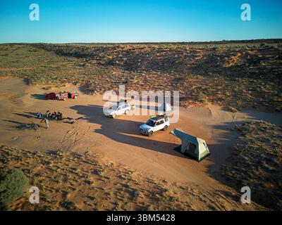 Campeggio sulla linea QAA, Simpson Desert, Queensland, Australia. (Solo per uso editoriale) Foto Stock