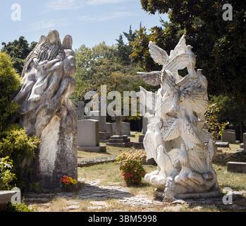 Tranquillo cimitero con statue di angeli e colombe immerse nella luce del sole all'Oakwood Cemetery di Raleigh, North Carolina. Foto Stock
