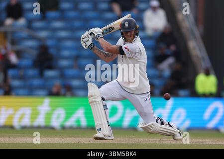 Il capitano inglese Ben Stokes sbatte la palla attraverso le copertine per quattro durante il quinto giorno del primo Rothesay test match tra Inghilterra e India all'Headingley Cricket Ground di Leeds martedì 23 giugno 2025. (Foto: Mark Fletcher | mi News) crediti: MI News & Sport /Alamy Live News Foto Stock