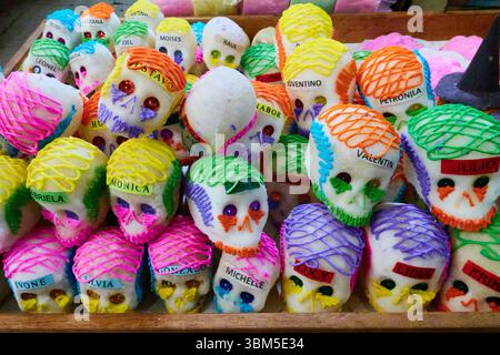 Messico, Merida. Mostra colorata di caramelle Day of the Dead Skull, note anche come crani di zucchero presso uno stand di un venditore. (Solo per uso editoriale) Foto Stock