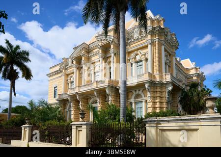 Messico, Merida. Palacio Canton, una grande villa di Belle Arti con colonne ornate e dettagli intricati, ora sede del Museo regionale di Antropologia. Foto Stock
