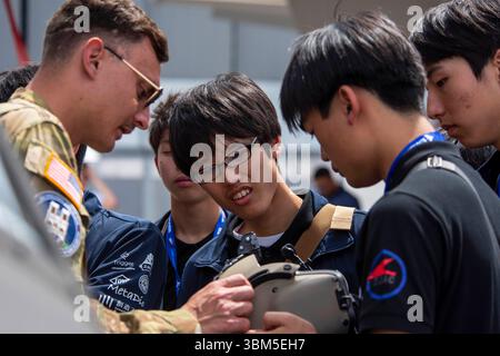 20 giugno 2025 - Parigi, Parigi, Francia - Tydal Sugar, comandante della 12th Combat Aviation Brigade, spiega le capacità del casco di volo agli studenti con il programma studentesco International Rocketry Challenge durante il Paris Airshow all'Aeroporto di le Bourget, in Francia, 20 giugno 2025. Il concorso riunisce squadre di studenti provenienti da più paesi per promuovere l'educazione scientifica, tecnologica, ingegneristica e matematica. L'airshow fornisce una piattaforma globale per mostrare la potenza aerea degli Stati Uniti e rafforzare i legami di difesa con alleati e partner. (Immagine di credito: © Brieane Bolfing/U.S. Aeronautica militare Foto Stock