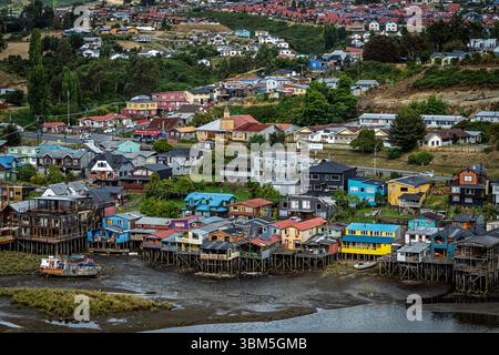 Una vista aerea delle case di Chiloé Island; alcune vicino alla spiaggia sono su palafitte. Foto Stock
