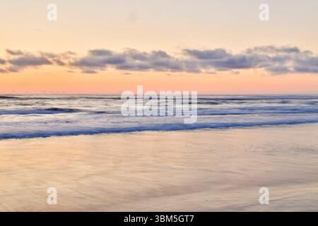 Cannon Beach lungo la costa dell'Oregon al tramonto. Foto Stock
