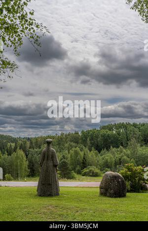 Statua della madre cantante Seto (Seto Lauluema) a Obinitsa, Setomaa, Estonia, che si affaccia sulla valle di Võhandu. Foto Stock