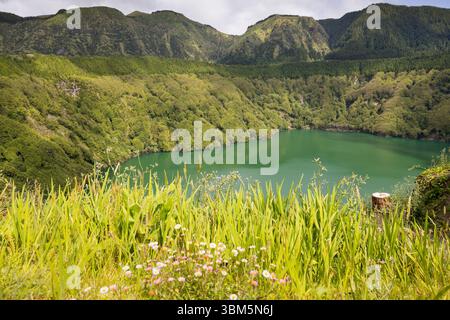 Splendida vista sul lago Santiago a Sete Cidades (sette città), sull'isola di São Miguel, sulle Azzorre. Foto Stock