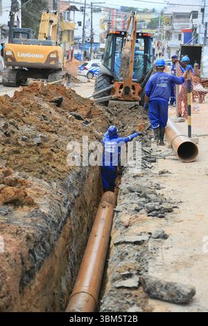 salvador, bahia, brasile - 12 dicembre 2024: Si vedono dei lavoratori scavare per l'installazione di tubi per l'acqua potabile nella città di Salvador. Foto Stock