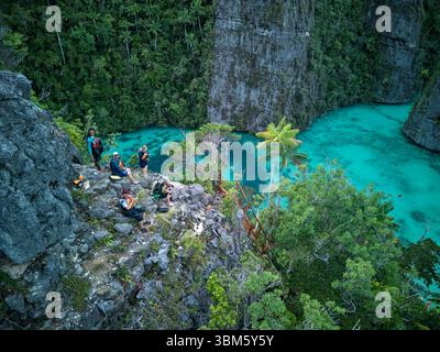 Avventurieri in alto sopra la laguna degli alberi di Natale (Balbulol Lagoon), le isole Balbulol, l'arcipelago esterno, Misool, Raja Ampat, Indonesia - aereo Foto Stock