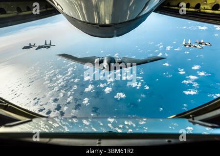 Un B-2 Spirit Stealth Bomber, assegnato al 509th Bomb Wing presso Whiteman Air Force base, Missouri, due F-35 Lightning IIS della Royal Air Force assegnati alla RAF Marham, Inghilterra, e due F-15 Eagles assegnati al 48th Fighter Wing presso RAF Lakenheath, Inghilterra, volano in formazione dietro un KC-135 Stratotanker, assegnato alla RAF Mildenhall, Inghilterra, durante una missione di addestramento per Bomber Task Force Europe il 16 settembre 2019. Foto Stock