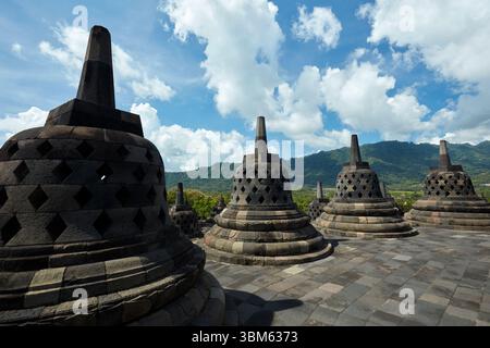 Tempio buddista Borobudur (il più grande tempio buddista del mondo, costruito nel IX secolo) vicino a Yogyakarta, Giava, Indonesia Foto Stock