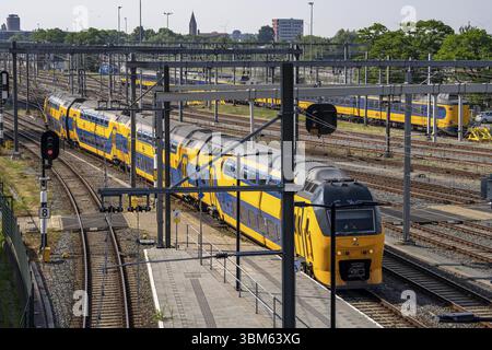 Trasporto ferroviario nei Paesi Bassi, Nederlandse Spoorwegen, treno Intercity, IC VIRM a due piani, sui binari di fronte alla stazione centrale di Utrecht Foto Stock