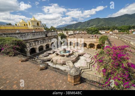 Fontana di pesce nel convento mercedario, chiesa di la Merced, Antigua Guatemala, dipartimento di Sacatepequez, Repubblica di Guatemala, America centrale Foto Stock