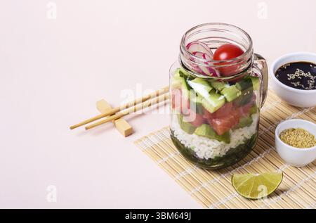 Insalata di pollo al salmone hawaiano in vaso di vetro con riso e verdure Foto Stock