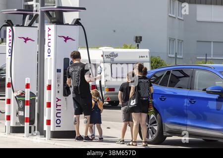 Parco di ricarica di Merklingen nell'Albino Svevo. Ci sono stazioni di ricarica da Ionity e Tesla all'incrocio dell'autostrada A8. Merklingen, Baden-W. Foto Stock