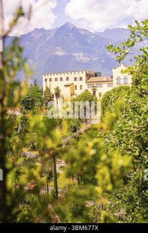 Un castello immerso nel verde, di fronte ad un panorama montano, l'Orto Botanico, i Giardini del Castello Trauttmansdorff, Merano, T sud Foto Stock