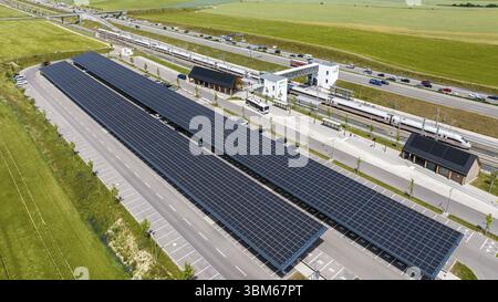 Il più grande parco di ricarica al mondo, presso la stazione ferroviaria di Merklingen Swabian Alb con GHIACCIO. Ci sono 259 stazioni coperte per auto elettriche al di sotto di due 160 Foto Stock
