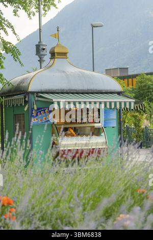 Una graziosa gelateria con un tetto tradizionale, circondata dalla lavanda e dalla natura estiva, Merano, Italia, Europa Foto Stock
