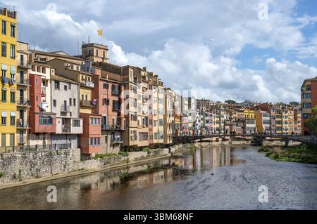 La torre del municipio con il sangue rosso e giallo e lo stendardo d'oro delle torri catalane sopra le colorate facciate delle vecchie case cittadine sul fiume Foto Stock
