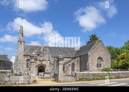 La chiesa bretone di Saint-Loup fu costruita in stile gotico a forma di croce latina con transetto, portale sud e timpano ovest Foto Stock