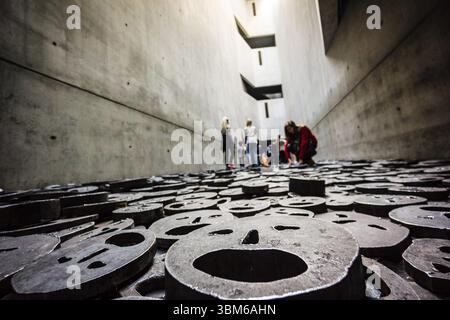 Shalechet, -Fallen Leaves-, installazione artistica di Menashe Kadishman, Berlin Jewish Museum, progettata dall'architetto polacco Daniel Libeskinds, Berlin, GE Foto Stock