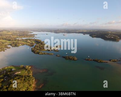 Vista aerea panoramica sulle insenature di Kerikeri e Hauparua, sulla Baia delle Isole, nuova Zelanda Foto Stock