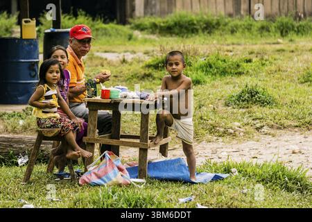 Nonno che pranza con i suoi nipoti, la Tana, zona di Reyna, dipartimento di Uspantan, Guatemala, America centrale Foto Stock