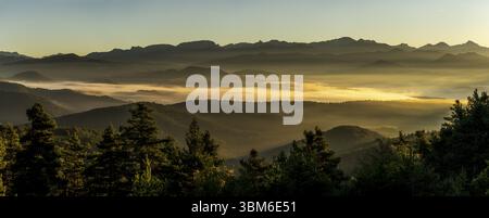 Nebbia mattutina sulla valle di Roncal, da alto de Coronas, Navarra, Spagna, Europa Foto Stock
