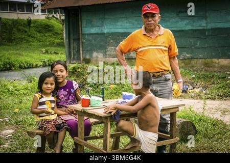 Nonno che pranza con i suoi nipoti, la Tana, zona di Reyna, dipartimento di Uspantan, Guatemala, America centrale Foto Stock