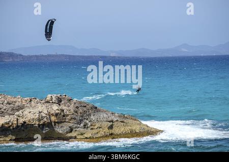 Kite surf sulla costa di tramuntana, Formentera, Isole Pitiusas, Comunità delle Baleari, Spagna, Europa Foto Stock