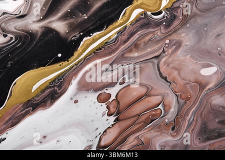 Fluido acrilico Art Onde marroni e nere con curva dorata liquida. Fondo o struttura in pietra di agata di marmo astratto, finta tecnica kintsugi Foto Stock