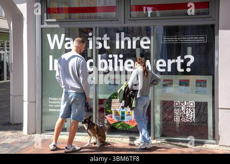 Giovane coppia che cerca in finestra agente immobiliare, Am Ziegenmarkt, Rostock Altstadt, Rostock, Meclemburgo-Vorpommern Repubblica Federale di Germania Foto Stock