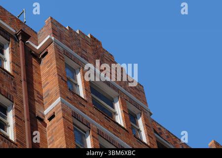 Guardando in alto il parapetto in mattoni a gradini di Kings Lynn, un mattone rosso. Blocco di appartamenti Art Deco a Elizabeth Bay Sydney, Australia Foto Stock