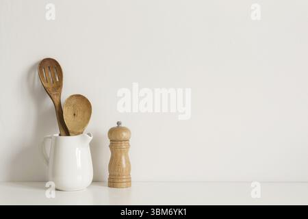Utensili da cucina minimalisti sullo sfondo del tavolo. Mockup modello ricetta Foto Stock