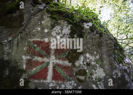 Bandiera basca dipinta sulla roccia, ikurrina, GR 20 Trail - percorso circolare per Aralar, parco naturale Aralar, Guipuzcoa-Navarra, Spagna, Europa Foto Stock