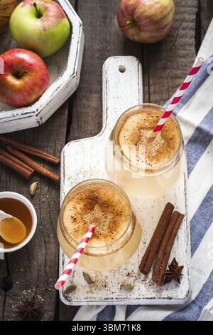 Cocktail autunnale di sidro di mele con spezie e fette di mela. Messa a fuoco selettiva Foto Stock