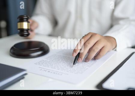 Avvocato uomo d'affari che lavora con il libro di legge in ufficio o in tribunale avvocato legale con martelletto e diritto legale. giustizia e avvocato concetto giudice Gavel Hammer o Foto Stock